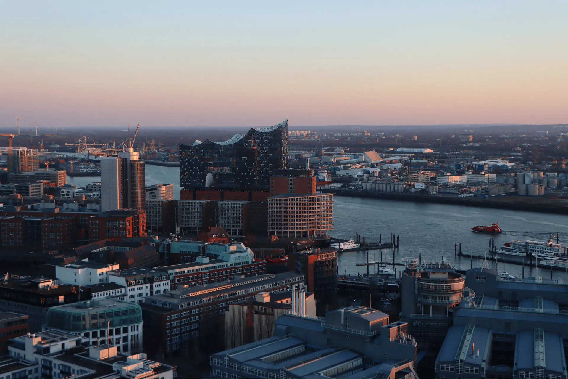 Sanierte Immobilie in Hamburg vor der Skyline